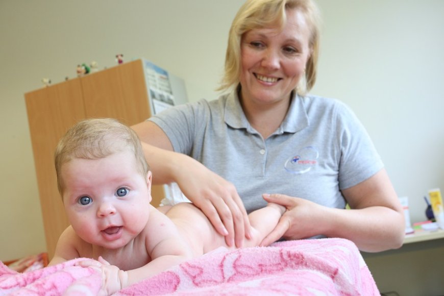 Masajın şifa veren dokunuşları bebekleri sakinleştiriyor, anneleri rahatlatıyor